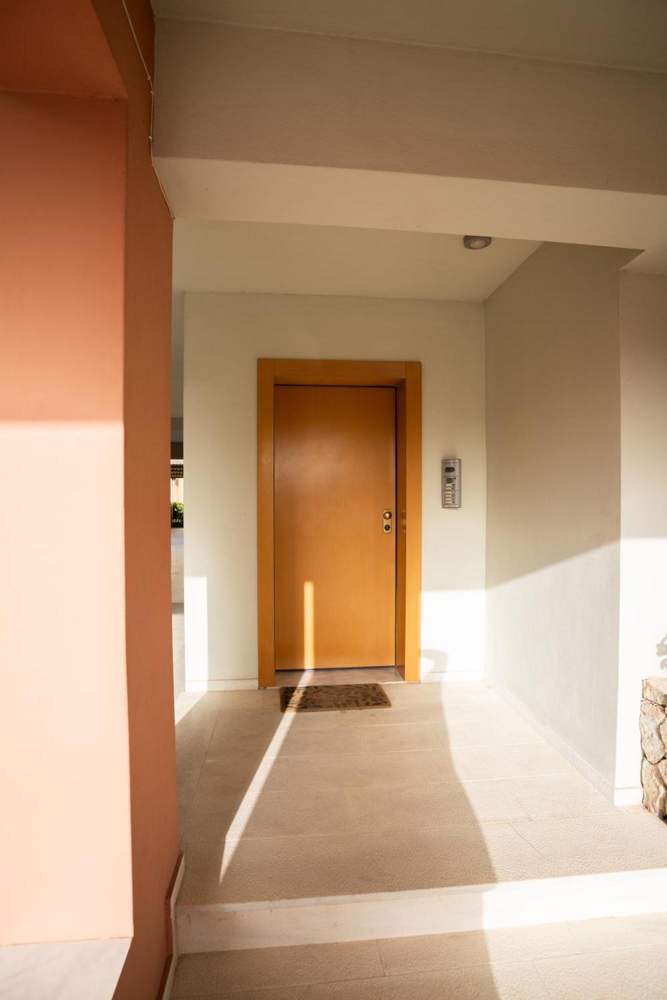 Maria'S Airport Apartment 코로피온 외부 사진